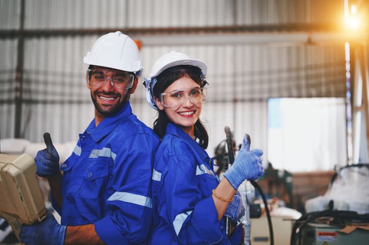 Trabajadores sonriendo en uno de los almacenes de Rodamientos ZEN.